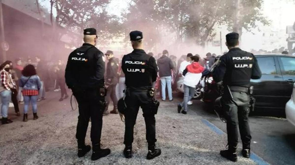 Agentes de la Policía Nacional en la previa de un derbi celebrado en 2021