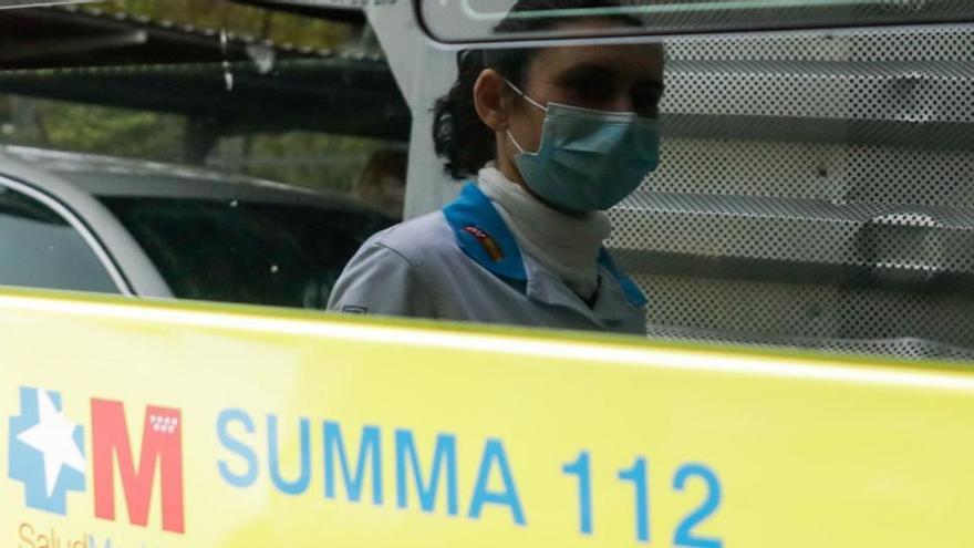 Reflejo de una sanitaria en un cristal de la ambulancia del SUMMA 112.