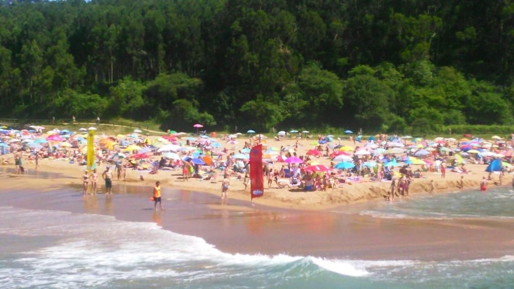 Jornada multitudinaria en las playas asturianas