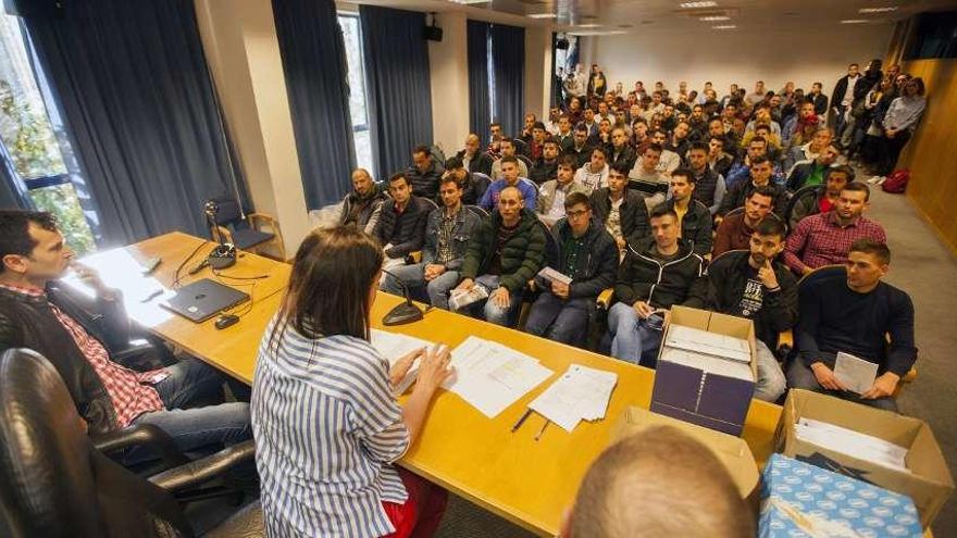 Alumnos del curso de policías locales de Galicia que abrió ayer la Agasp.  // Bernabé / Cris M.V.