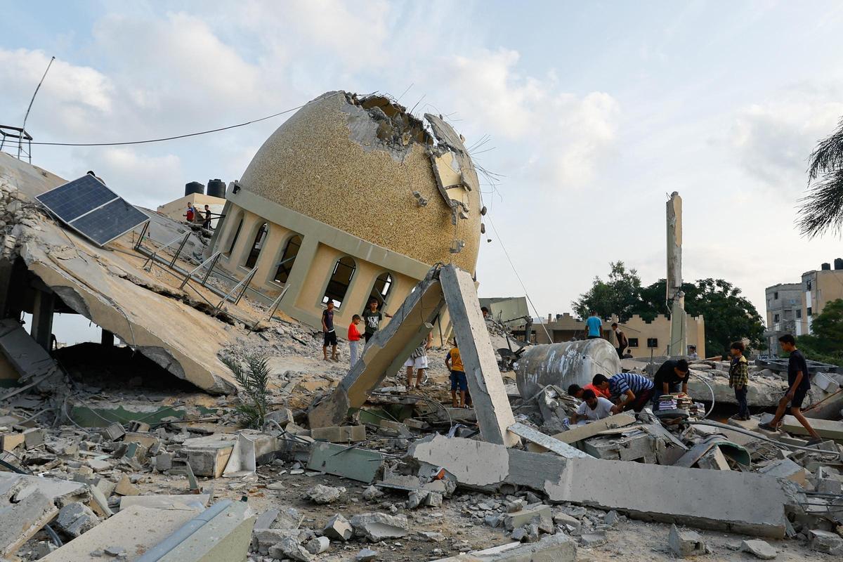 Palestinos buscan entre los escombros que han quedado en Khan Younis, en el suroeste de la Franja de Gaza, tras los ataques israelís