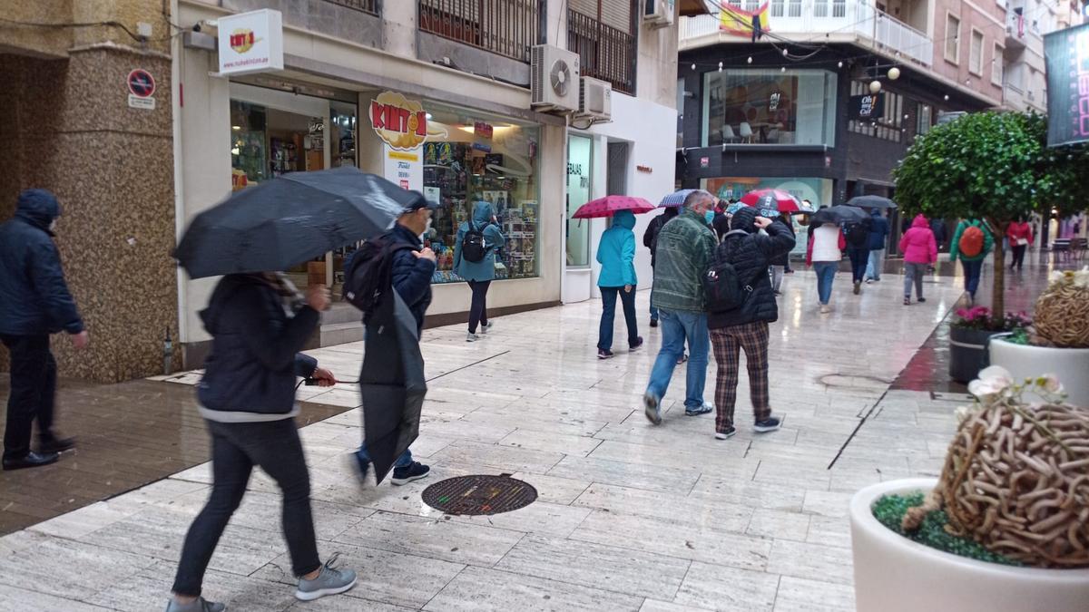 Turistas en Elche durante este jueves lluvioso