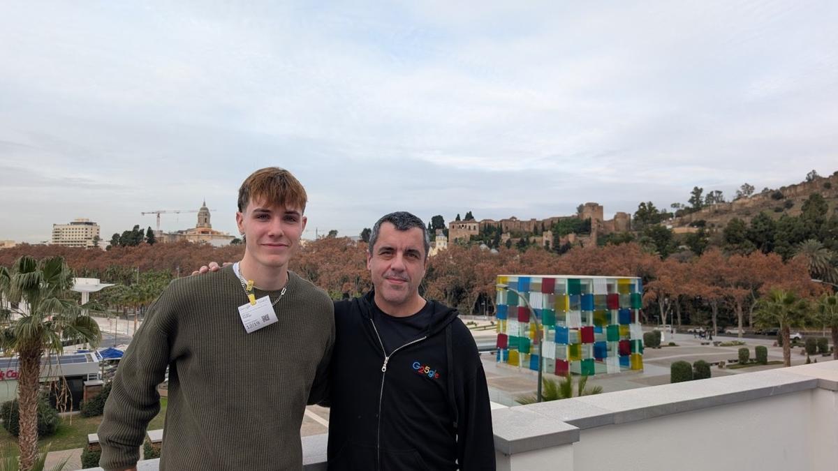 Bernardo Quintero con Sergio Astorga, hijo del fallecido Antonio Astorga "Kike", el autor del virus informático "Málaga 1991".