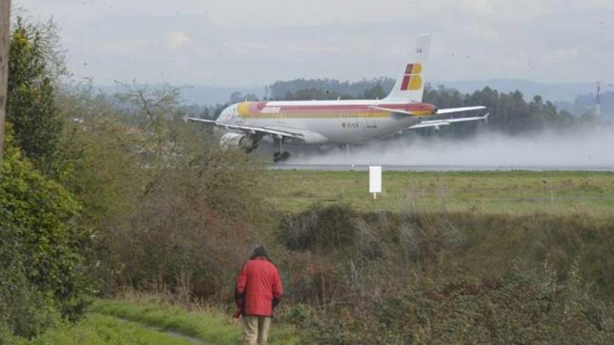 Un avión, durante las maniobras de aterrizaje, en Alvedro. / víctor echave