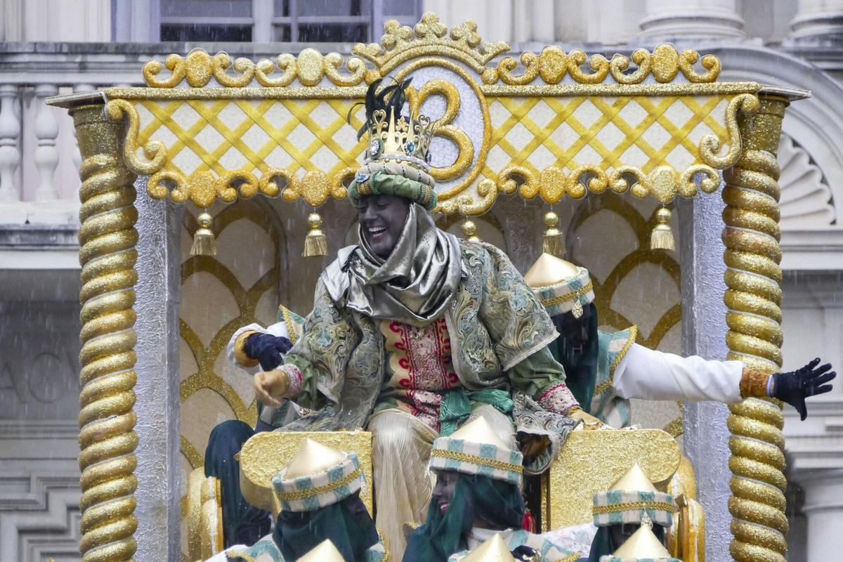 El presidente de la Junta de Andalucía, Juan Manuel Moreno Bonilla, vestido de Rey Baltasar.