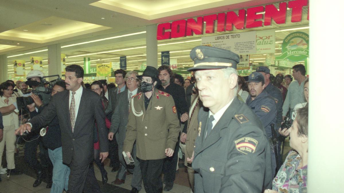 Michael Jackson,  en 1996, cuando visitó el centro comercial Augusta de Zaragoza un día antes de su concierto en La Romareda.