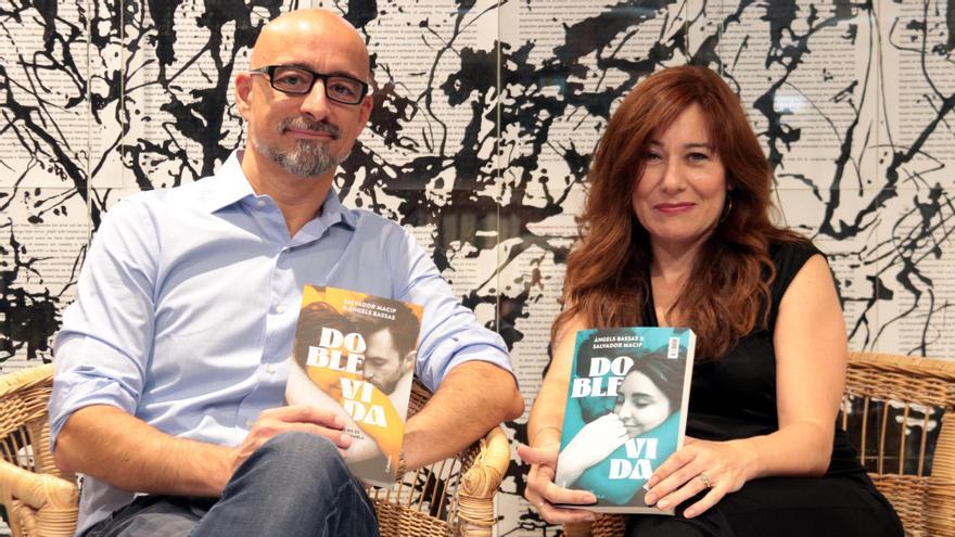 Macip i Bassas signen la novel·la «Doble vida», una «història d&#039;amor obsessiu»
