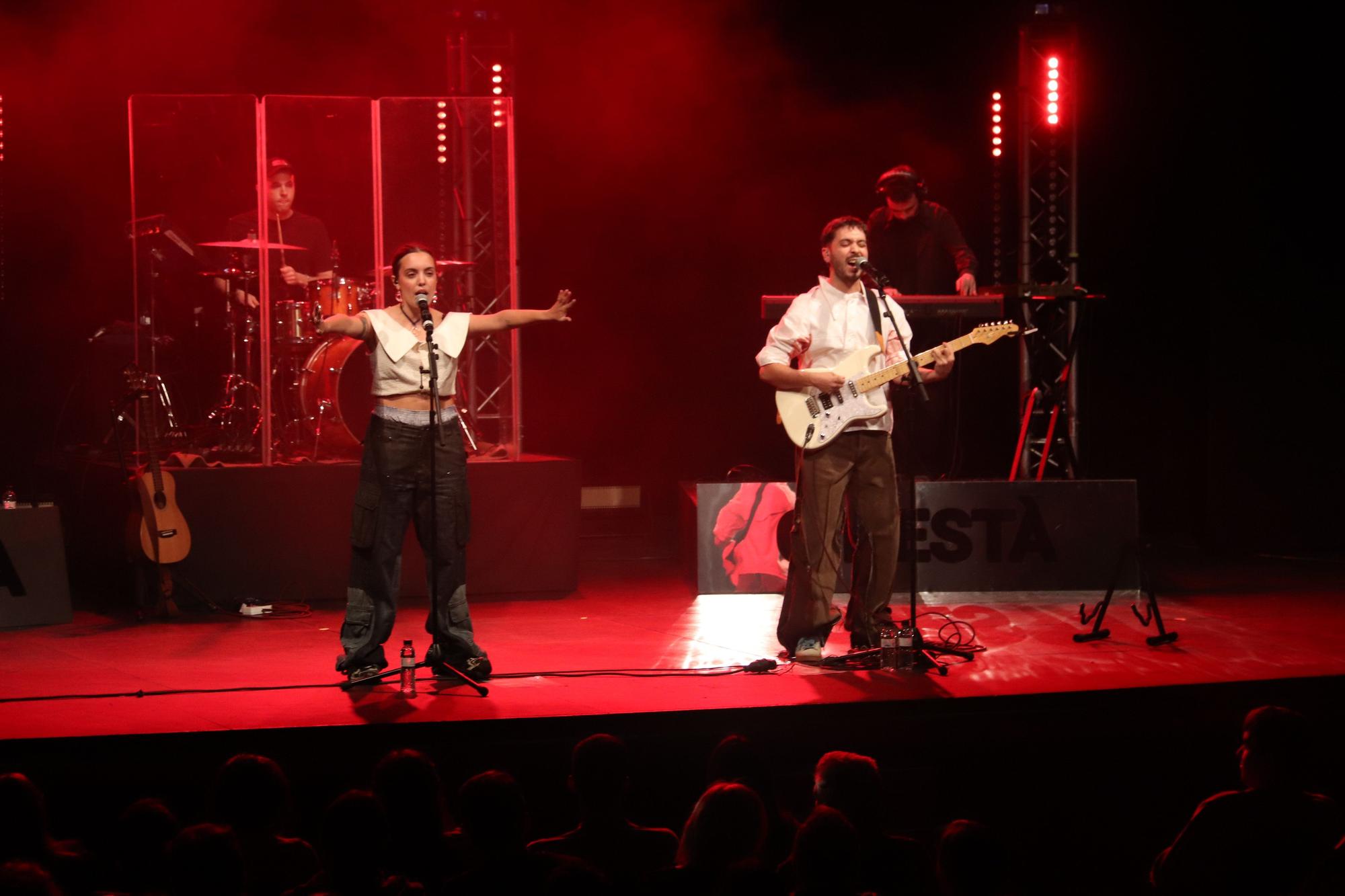 El duet Ginestà interpreta un tema del disc 'Vida Meva' en un concert al Teatre Municipal de Girona del Festival Strenes