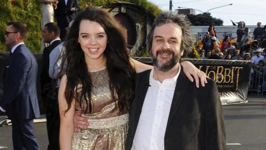 Peter Jackson posa con su hija en el estreno de &#039;El Hobbit&#039; en Wellington.