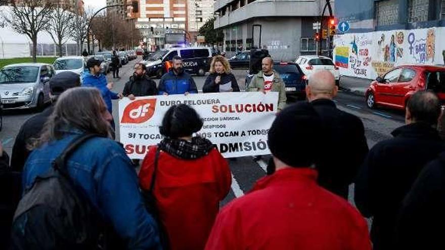 Concentración ayer ante la Casa Sindical de Gijón contra el despido por Duro Felguera de la sindicalista Susana Fernández.