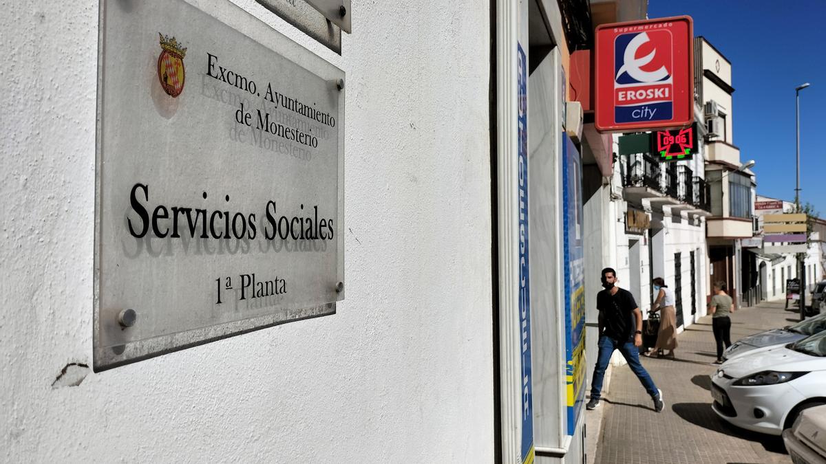 Cartel en la fachada de acceso a los Servicios Sociales