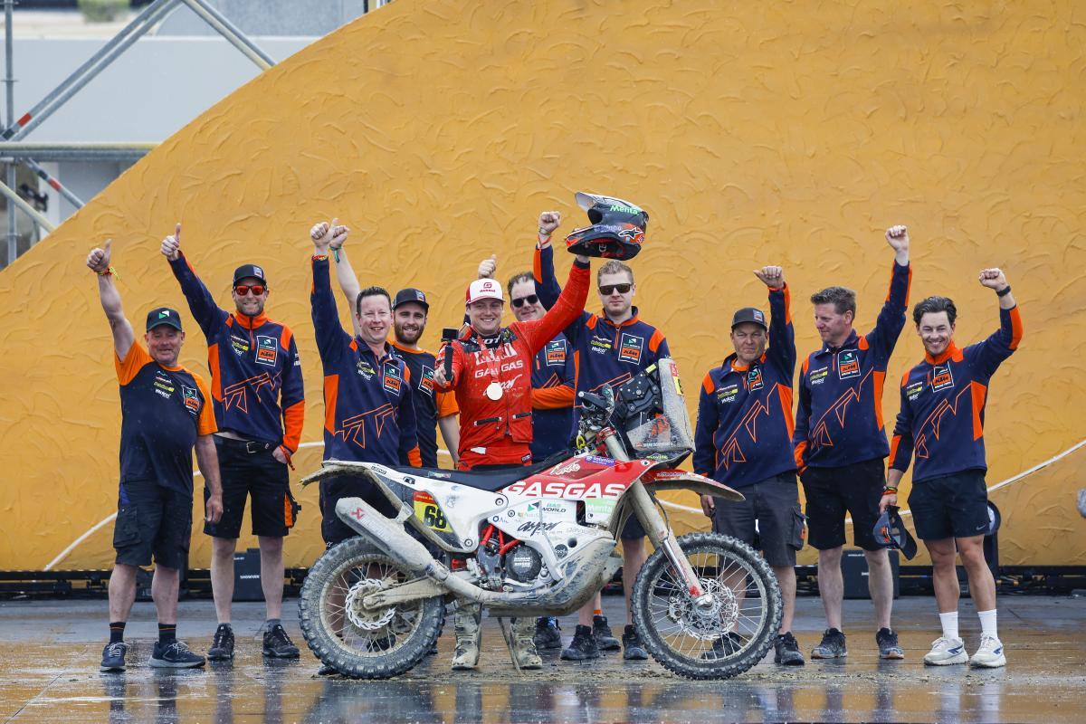 Tosha Schareina, del GasGas Aspar Team, con el equipo BAS Racing KTM que le ha acogido en este su segundo Dakar