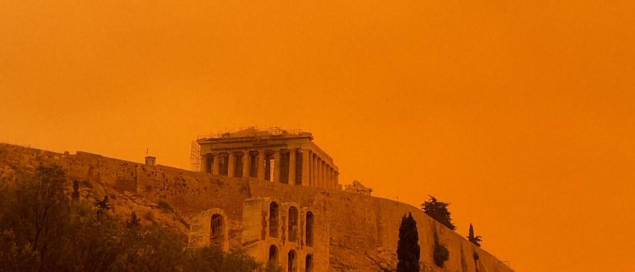 El cielo de Grecia se tiñe de naranja