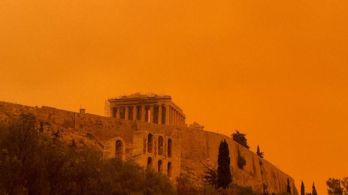 El cielo de Grecia se tiñe de naranja