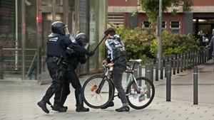 El momento en que el agente imputado golpea en la cabeza al joven.