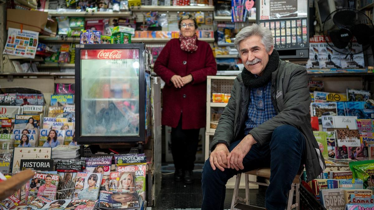 Joaquín y su pareja, Loli, en el quiosco, en el antepnúltimo día de trabajo.
