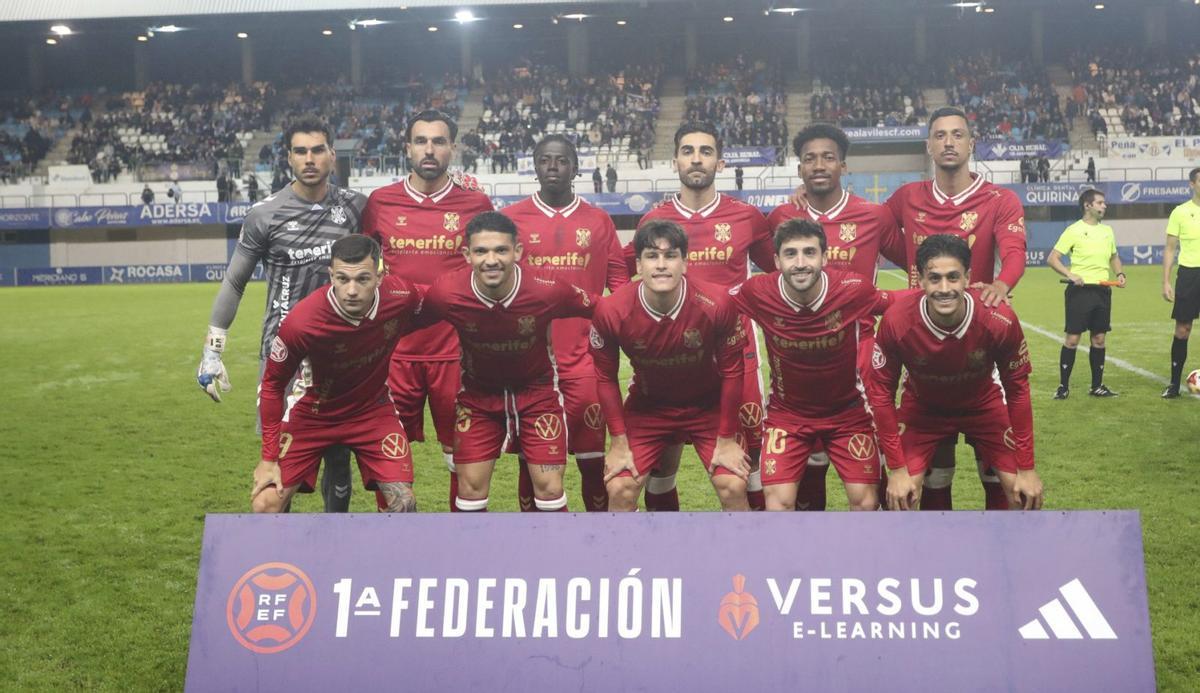 Formación inicial del CD Tenerife ante el Avilés Industrial. | AGENCIA LOF