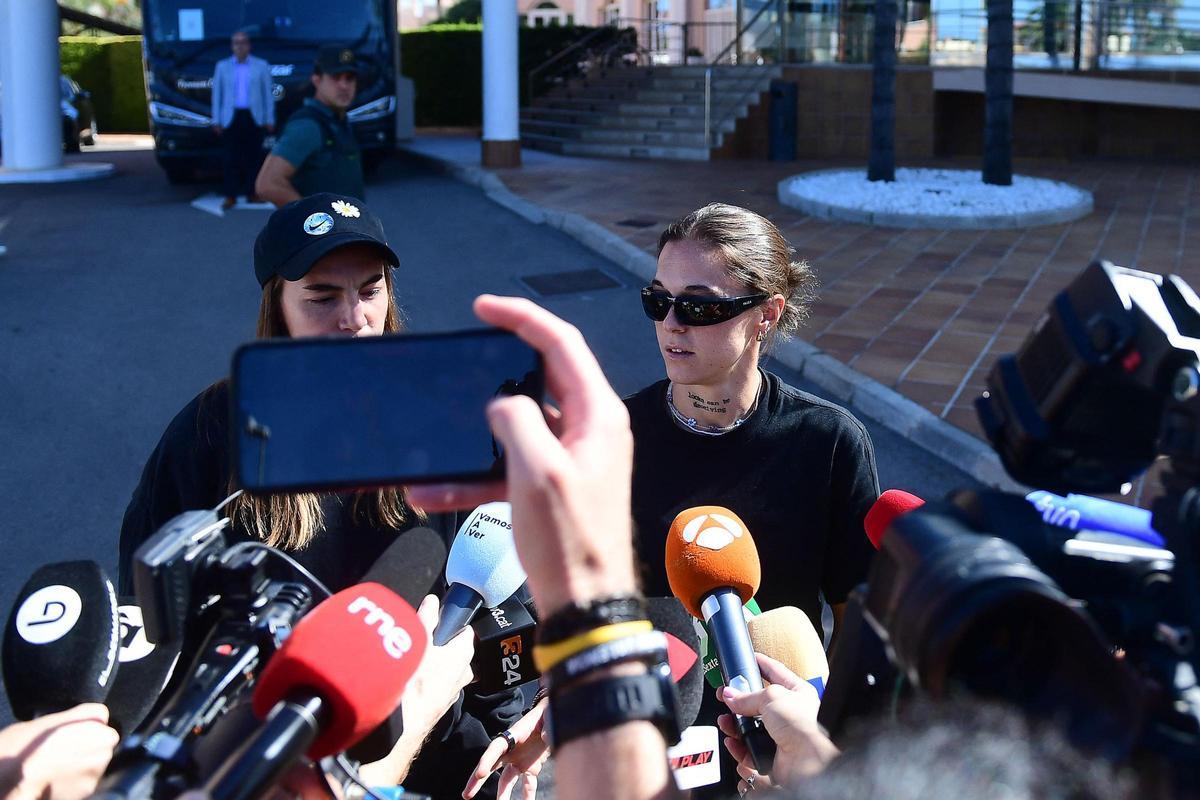 Mapi León y Patri Guijarro abandonan la concentración de España