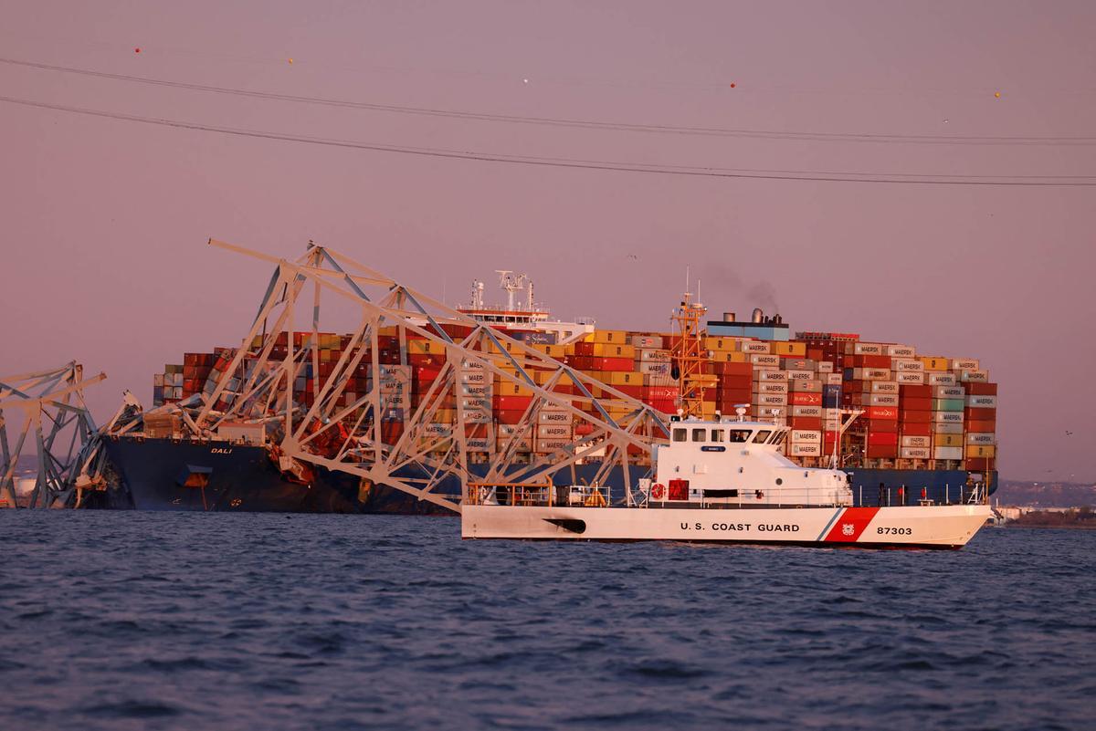 Un barco carguero  impacta contra el puente Francis Scott Key en Baltimore