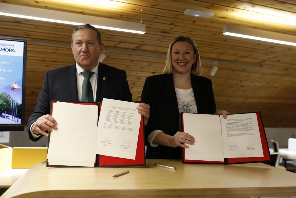 Javier Faúndez e Isabel Blanco, tras rubricar el convenio de cesión de La Aldehuela