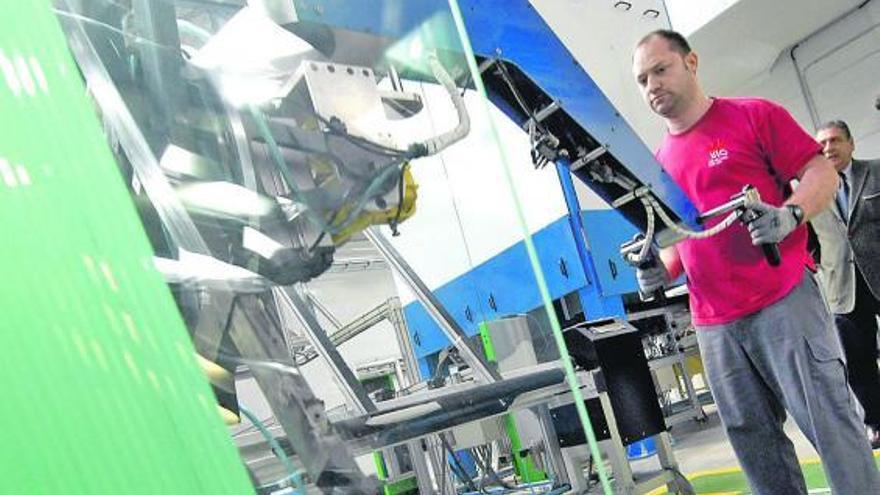 Un operario trabajando en la factoría de Rioglass Solar ubicada en Lena.