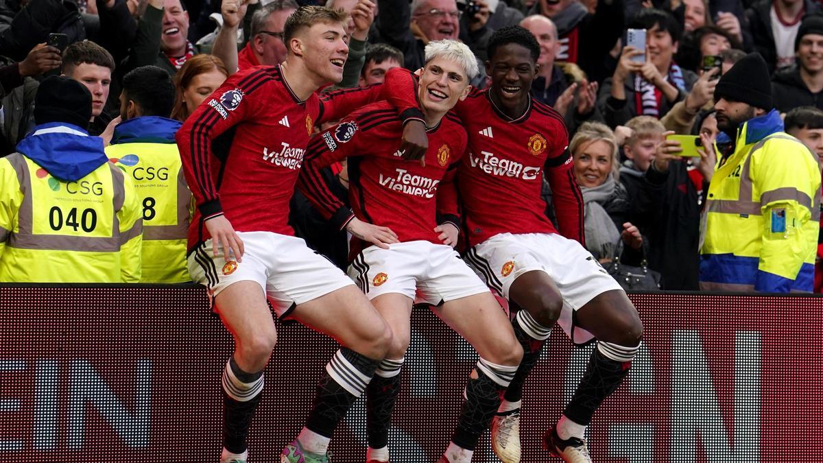 Rasmus Hojlund, Alejandro Garnacho y Kobbie Mainoo celebran el segundo gol del United al West Ham.