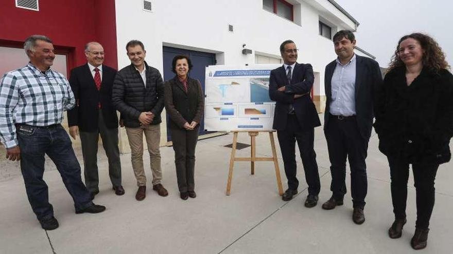 José Luis Gutiérrez, patrón mayor de Luanco; el director general de Infraestructuras, José María Pertierra; el alcalde, Jorge Suárez; la consejera de Desarrollo Rural, María Jesús Álvarez; el consejero de Infraestructuras, Fernando Lastra; el director general de Pesca, Francisco González, y la directora del proyecto, Esther Díaz.