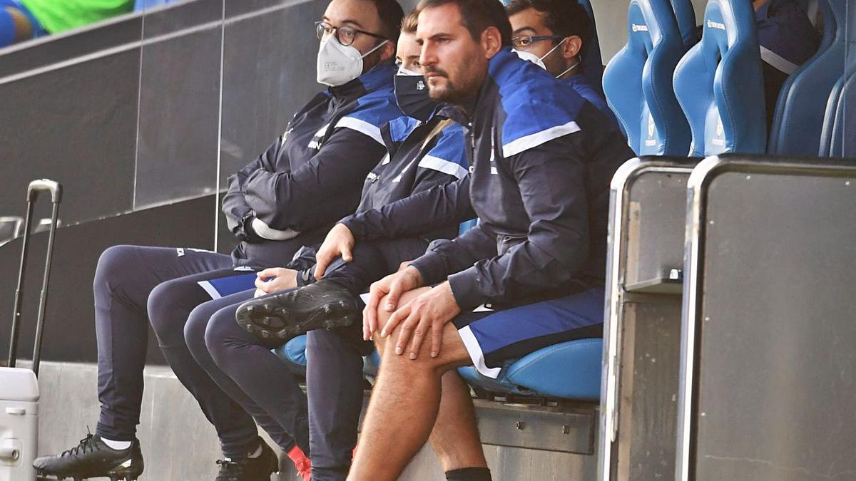 Manu Sánchez, en el banquillo de Riazor durante el partido contra el Atlético. |  // CARLOS PARDELLAS