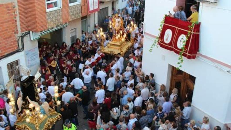 Los vecinos de Llíria acompañan a la Baixà de Sant Miquel