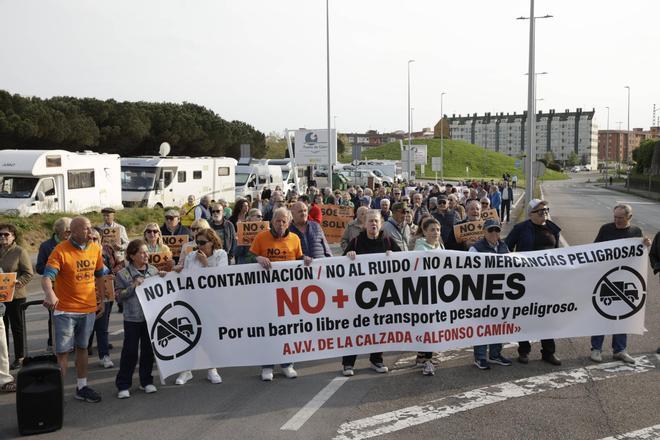 Nueva protesta vecinal en La Calzada contra el tráfico pesado (en imágenes)
