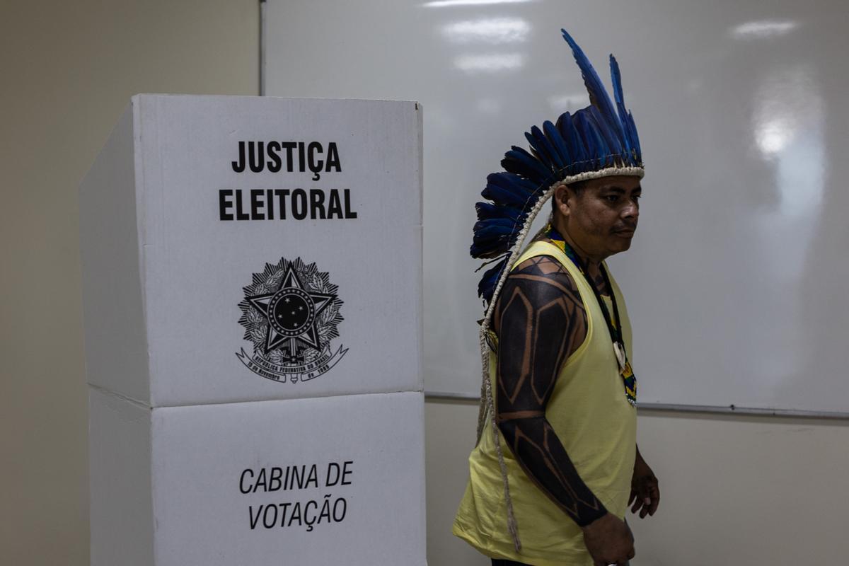AME9606. MANAOS (BRASIL), 30/10/2022.- El líder indígena Ismael, Jefe del pueblo Mundurukú, vota en puesto electoral para la segunda vuelta de las elecciones brasileñas, en Manaos, Amazonas (Brasil). EFE/ Raphael Alves