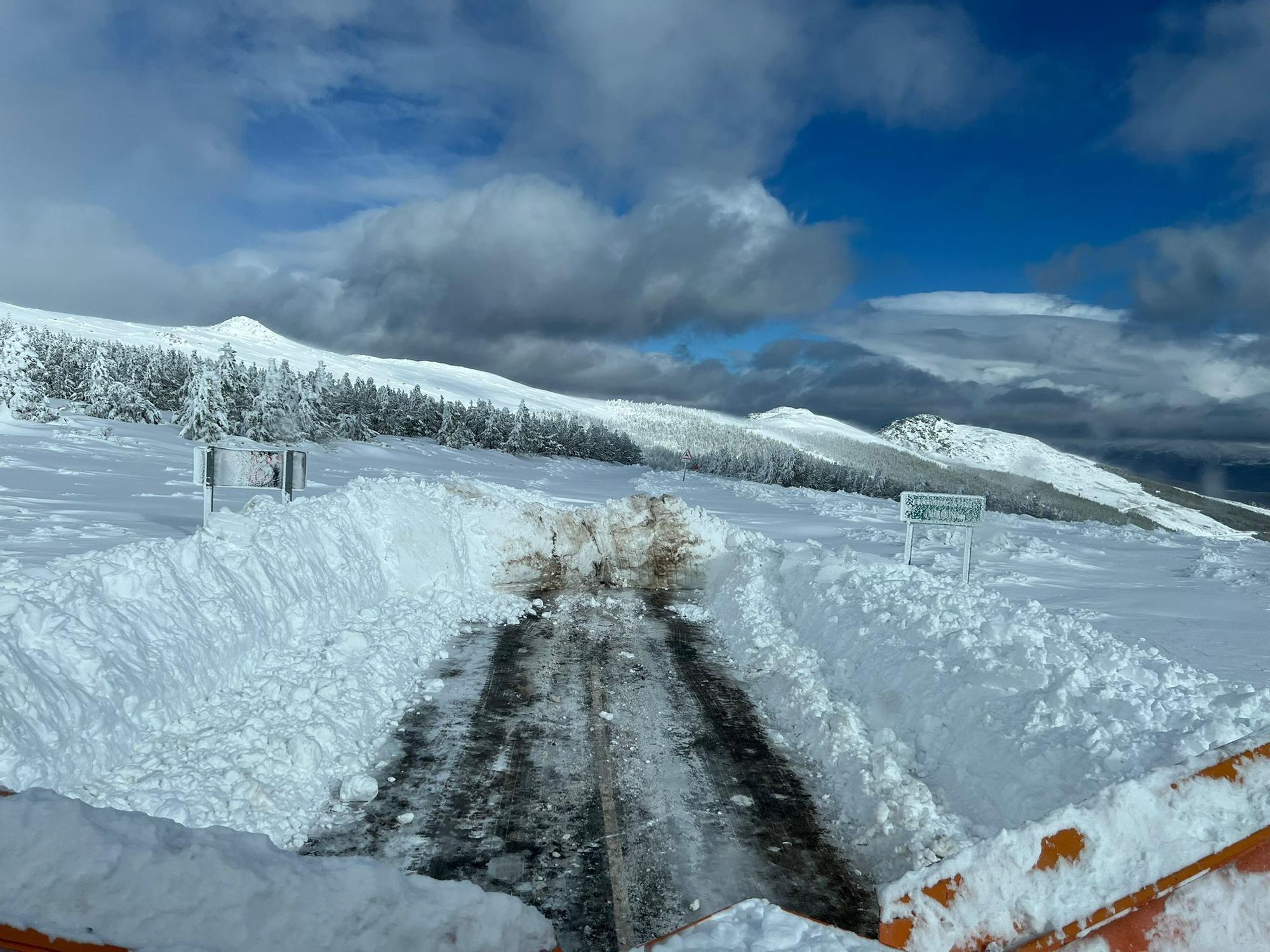 GALERÍA | Cortan la carretera hasta Vizcodillo debido a la nieve acumulada en la calzada