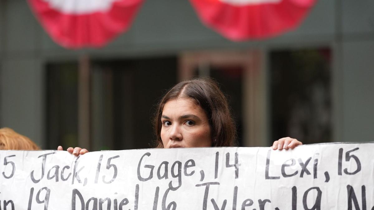 Una joven manifestante y activista fue captada este 18 de agosto, previo el histórico juicio federal contra la plataforma Meta, la empresa matriz de Facebook e Instagram, en el Tribunal de Distrito de Oakland (CA, EE.UU.). EFE/Kanoa Shim-Ly