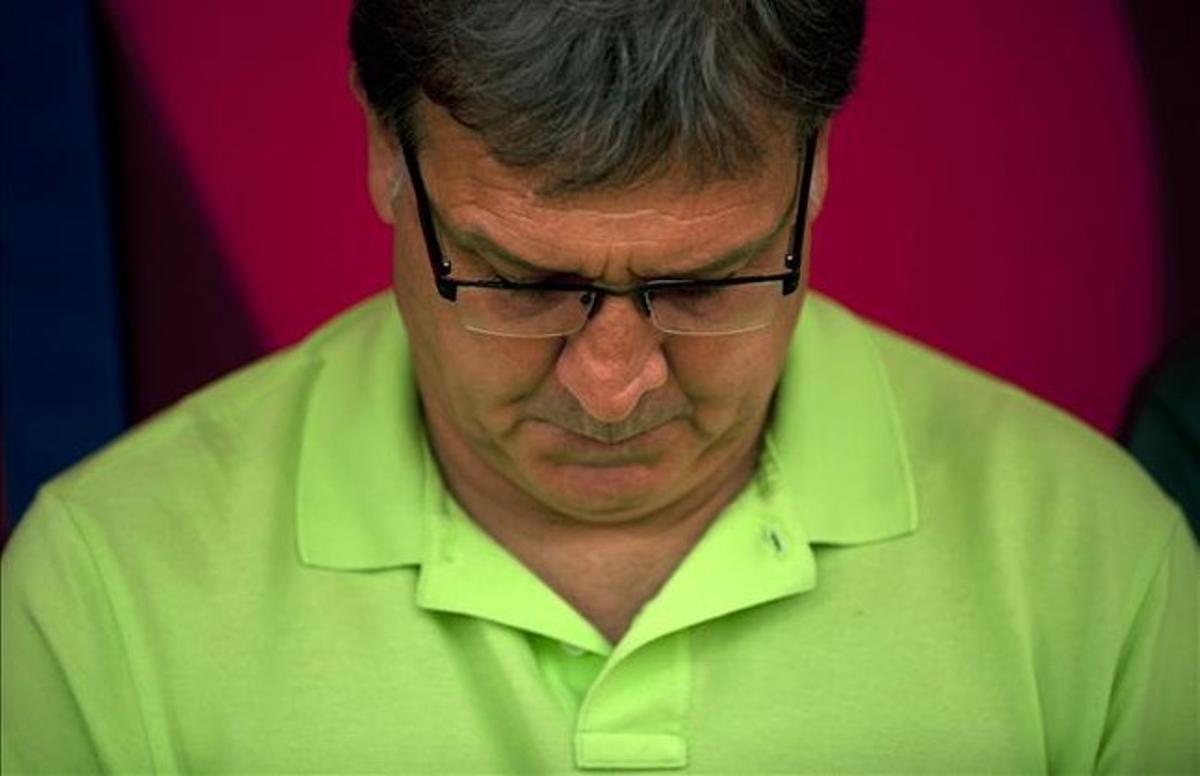 Martino, amb el seu polo pistatxo de la sort, en un partit del Barça. Martino, amb el seu polo pistatxo de la sort, en un partit del Barça.