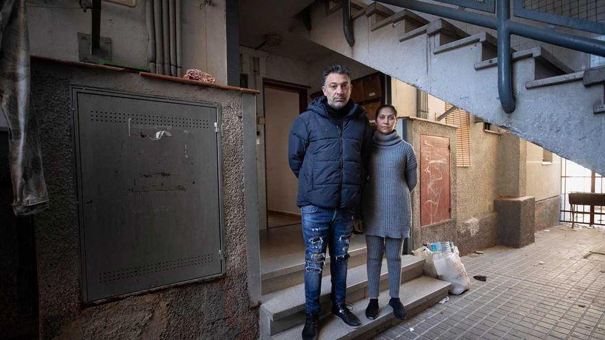 El matrimonio, frente al edificio en el que lleva 14 años viviendo, en el barrio de Sant Roc, en Badalona.