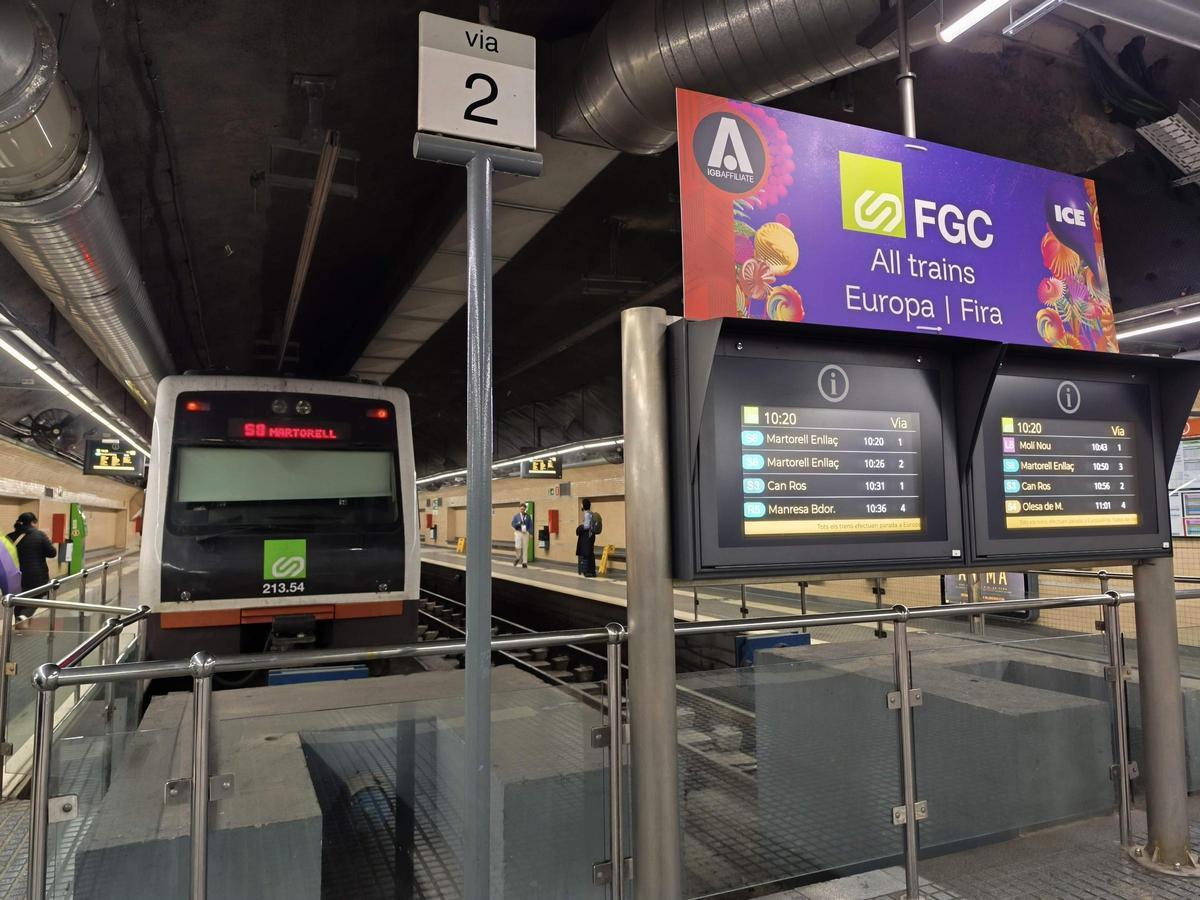 Tren a Martorell en la estación terminal de FGC de plaza Espanya
