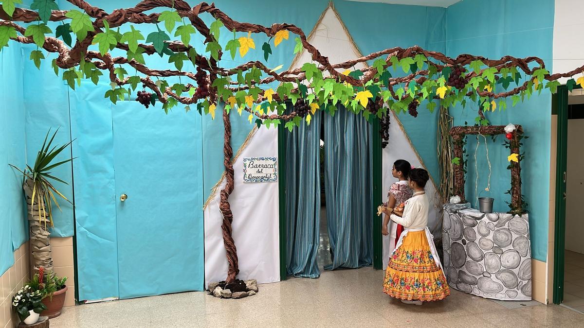 La entrada a un aula del colegio Benacantil, decorada por su Semana Cultural