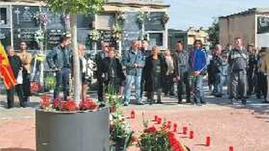 La ofrenda 

se realizó en la fosa común que se pretende adecentar