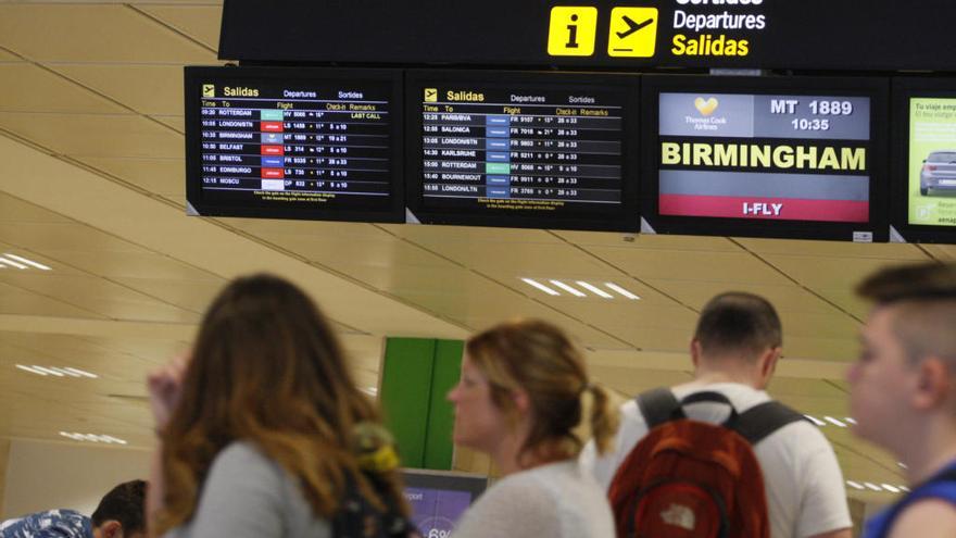 Diversos usuaris a l&#039;aeroport de Girona.