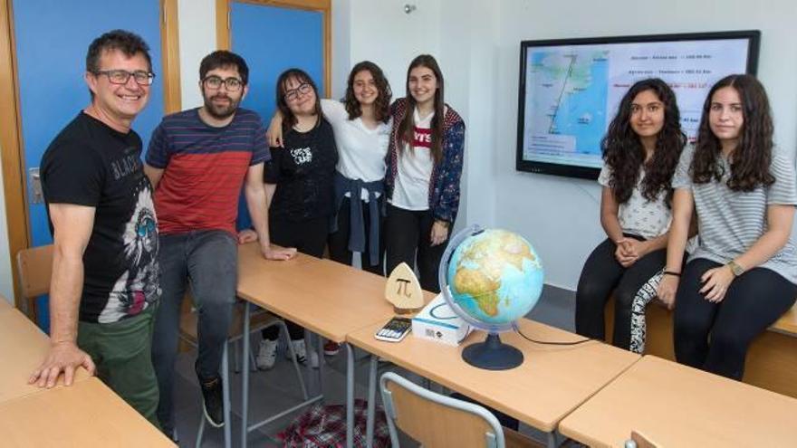 Las alumnas del Instituto Mare Nostrum con sus profesores muestran el trofeo «Pi», primer premio de vídeoMAT.