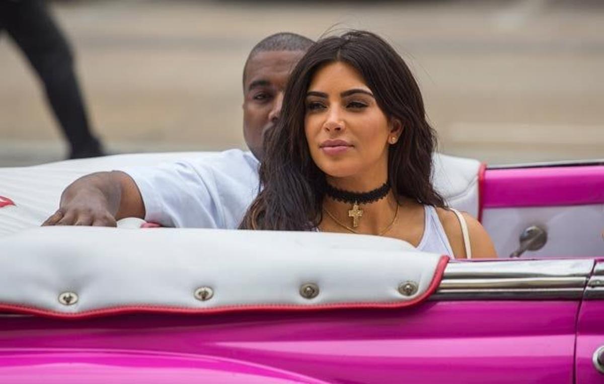 Kim Kardashian y Kanye West, en un descapotable de época fucsia por La Habana