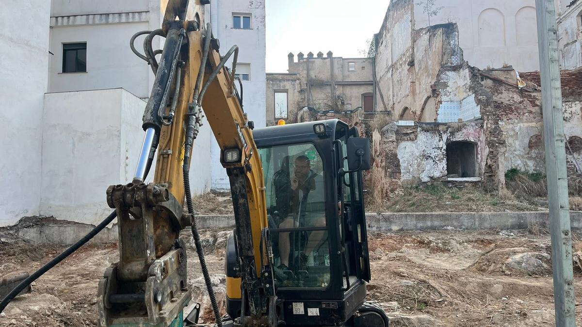 Una máquina excavadora, en la parcela donde se levantará la nueva gran sede de Fundación CB en Badajoz.