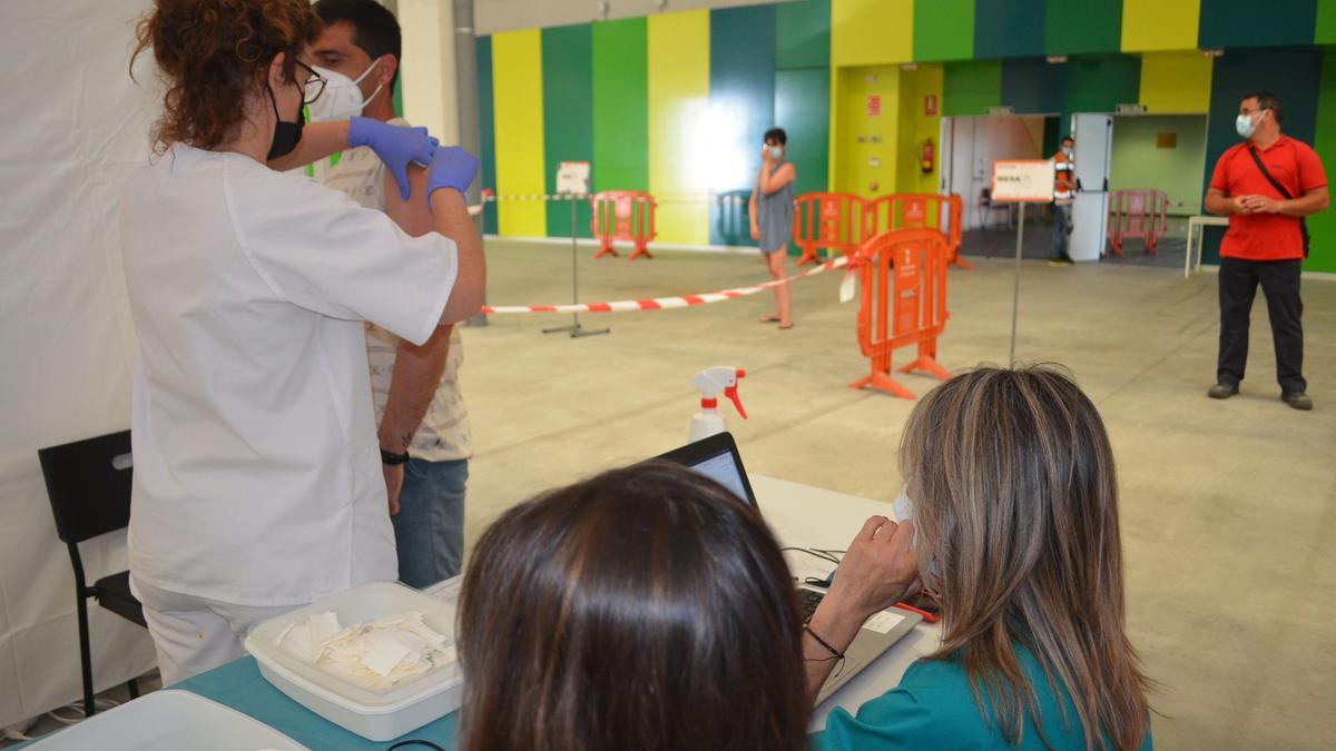 Un vecino de Benavenet inoculándose en el Centro de Negocios. / E. P.