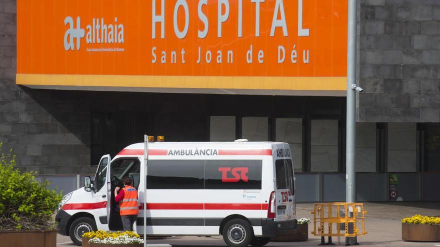 Una ambulància a l&#039;exterior de l&#039;hospital Sant Joan de Déu