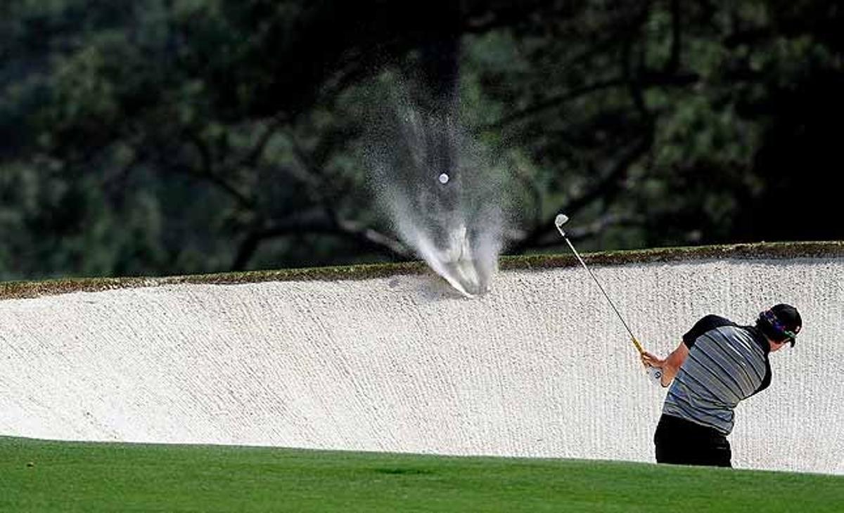 El golfista nord-irlandès Rory McIlroy té problemes per sortir d’un búnquer de sorra al forat 2, durant la ronda final del Masters d’Augusta, a l’estat de Geòrgia (Estats Units)