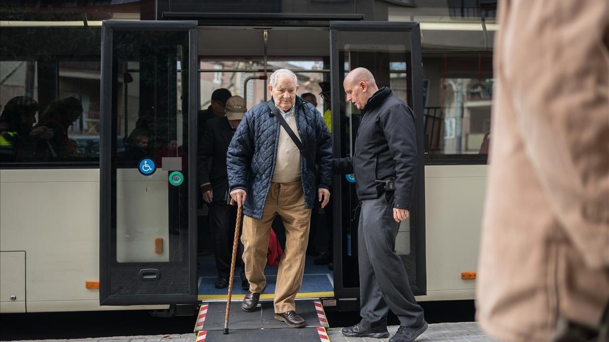 Nicolás Casas, jefe de línea de TMB, enseña el uso de la rampa a sus veteranos alumnos en Horta-Guinardó. 