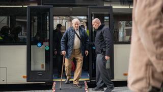 Así es una clase para que los mayores de 65 se muevan seguros en bus por Barcelona