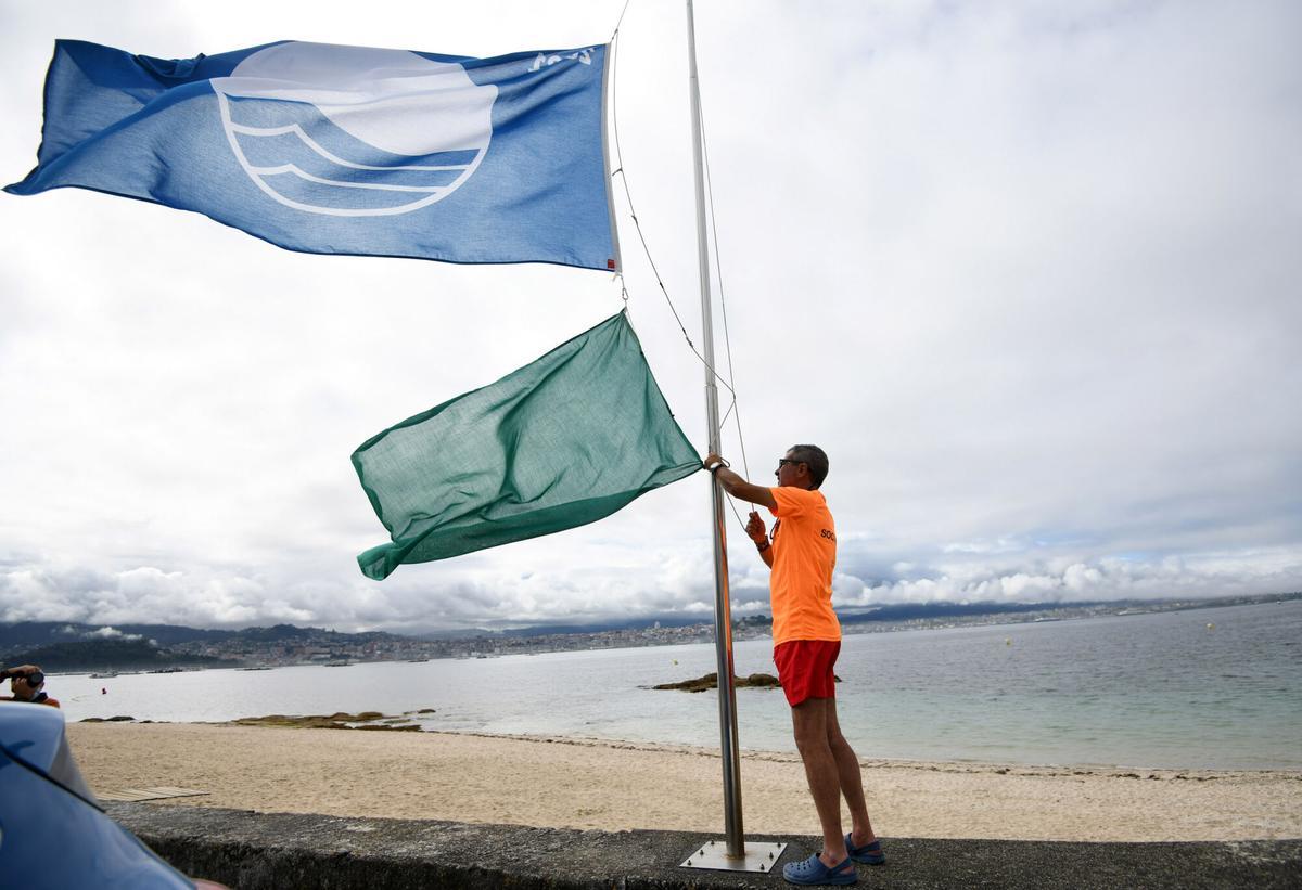Una bandera azul.