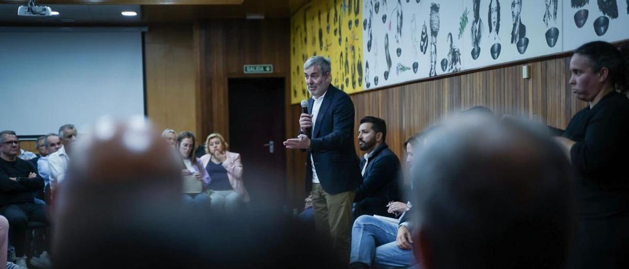 Clavijo durante un encuentro con sector deportivo en el hotel escuela de Santa Cruz de Tenerife
