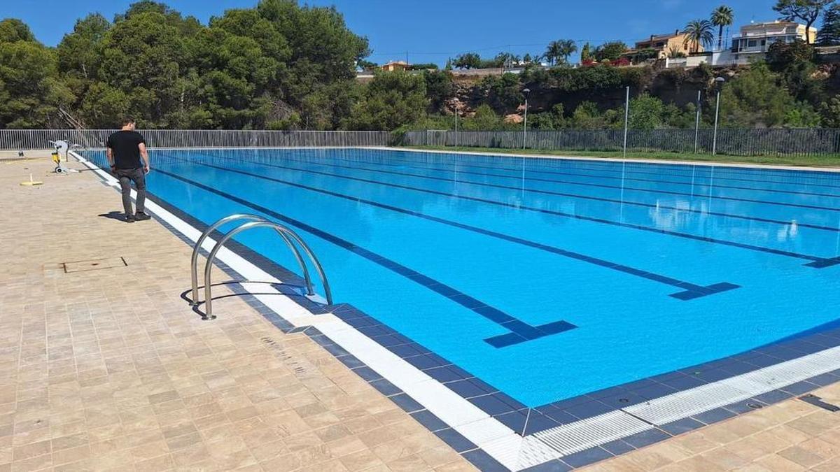 Un operario del Servei Municipal d'Esports de Vila-real comprueba el estado actual de la piscina del Termet que, en unos días, abrirá al público.